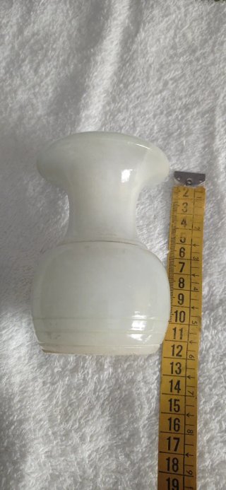 Jarrón de alabastro blanco