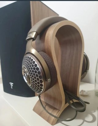 Soporte para cascos de madera