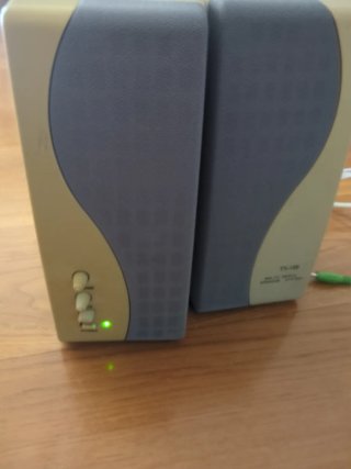 Altavoces ordenador beige y gris
