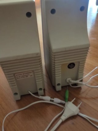 Altavoces ordenador beige y gris