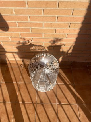 Jaula para pájaros blanca en perfecto estado