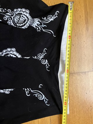 Falda negra con estampado blanco