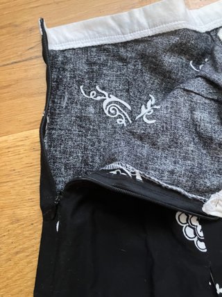 Falda negra con estampado blanco