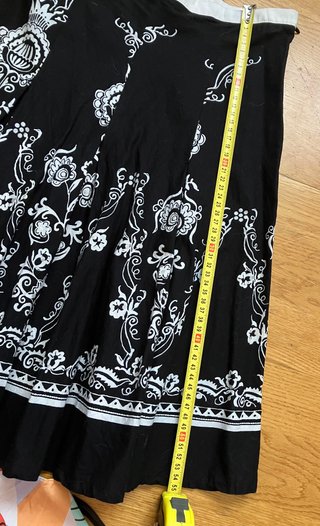 Falda negra con estampado blanco