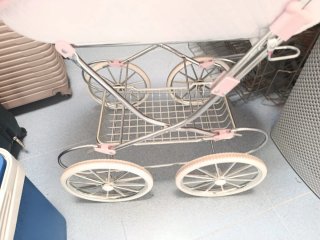 Cochecito de muñecas rosa y blanco
