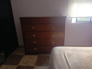 Cómoda de madera marrón