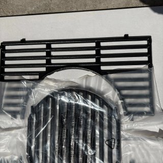 Griglie nere in metallo per barbecue Weber