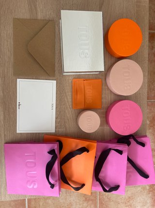 Lote Tous: 6 joyeros, 4 bolsas y postal
