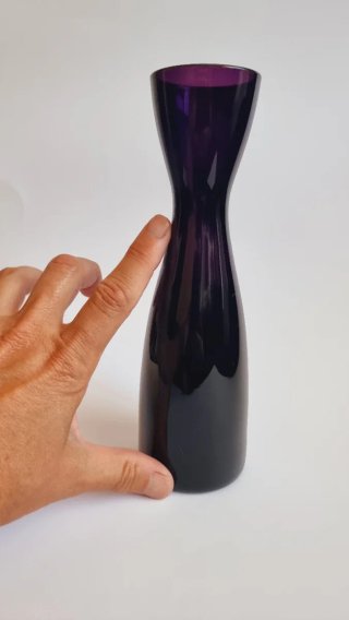 Jarrón de cristal morado oscuro vintage