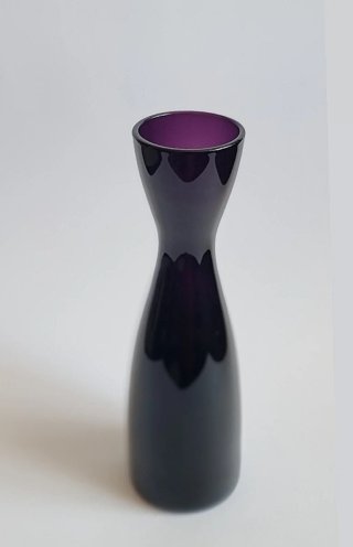 Jarrón de cristal morado oscuro vintage