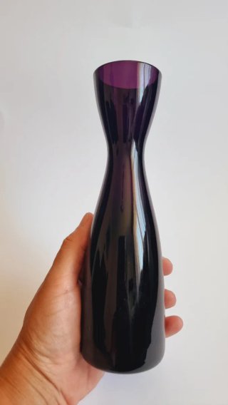 Jarrón de cristal morado oscuro vintage