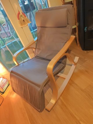 Mecedora con reposapiés tela gris