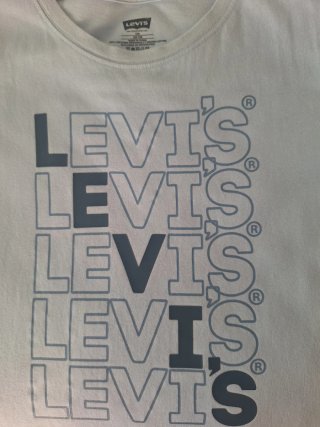 Camiseta Levi's azul claro con logo