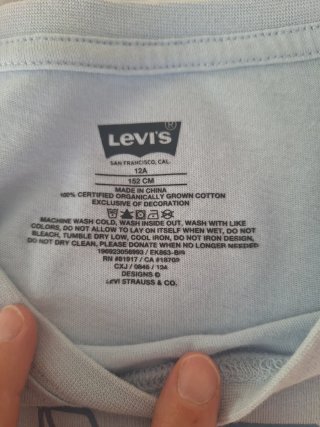 Camiseta Levi's azul claro con logo
