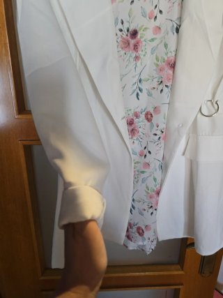 Blazer blanco con camiseta floral