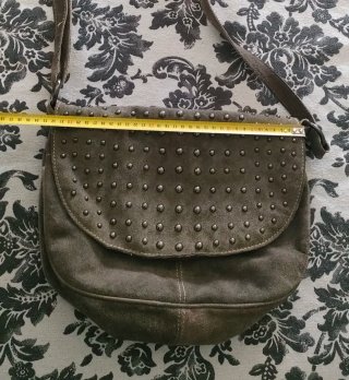 Bolso ante tachuelas taupé
