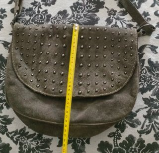 Bolso ante tachuelas taupé