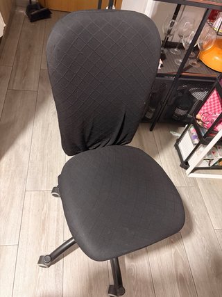 Silla ergonómica negra con funda