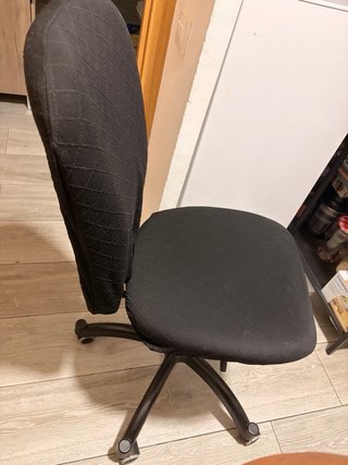 Silla ergonómica negra con funda