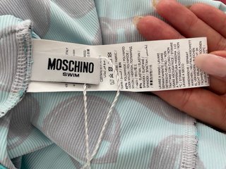 Mono de playa Moschino gafas de sol