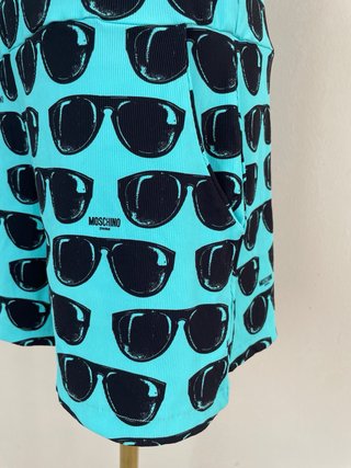 Mono de playa Moschino gafas de sol