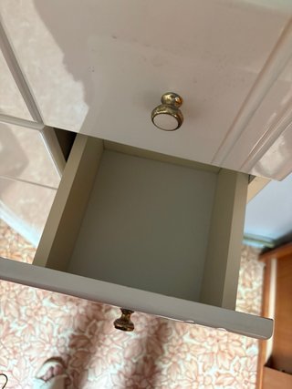Armario alto blanco con puertas y cajones
