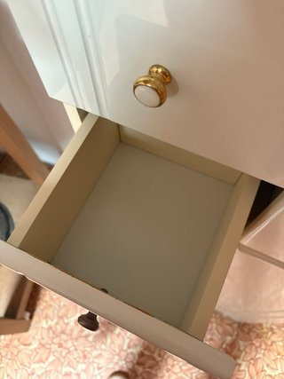 Armario alto blanco con puertas y cajones