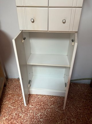Armario alto blanco con puertas y cajones