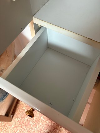 Armario alto blanco con puertas y cajones