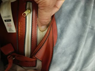 Bolso marrón con solapa y cierre metálico