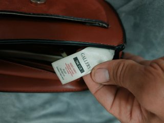 Bolso marrón con solapa y cierre metálico
