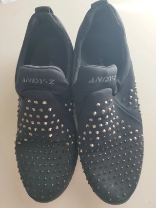 Zapatillas deportivas negras con piedrecitas