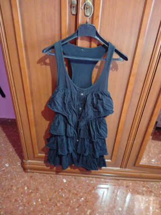 Vestido negro con volantes