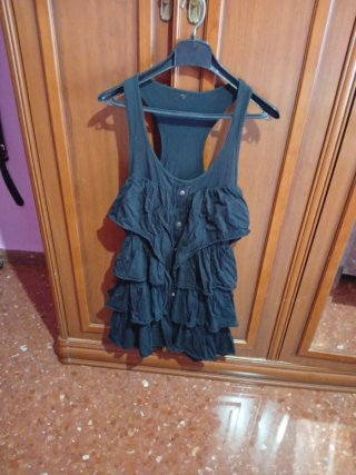 Vestido negro con volantes