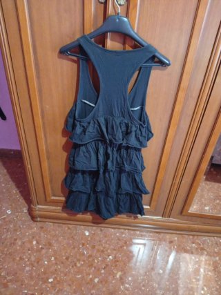 Vestido negro con volantes