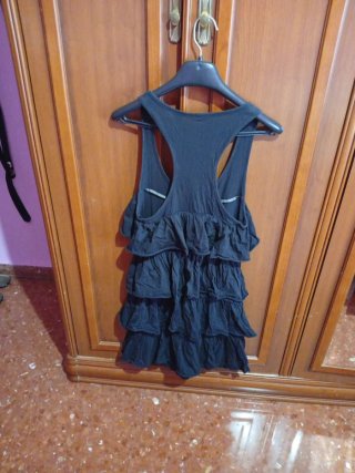 Vestido negro con volantes