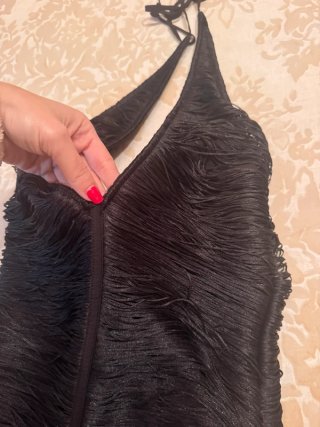 Vestido fiesta ajustado halter Zara negro flecos