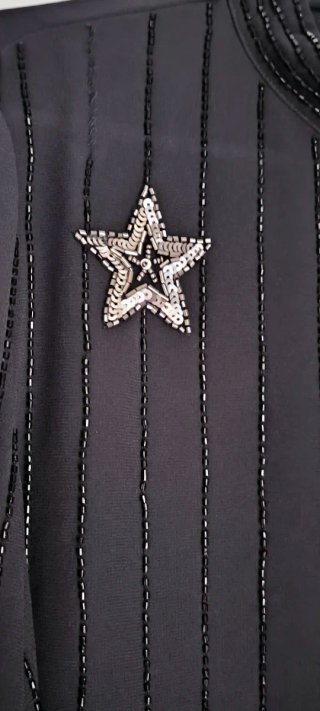 Camisa negra con estrellas plateadas