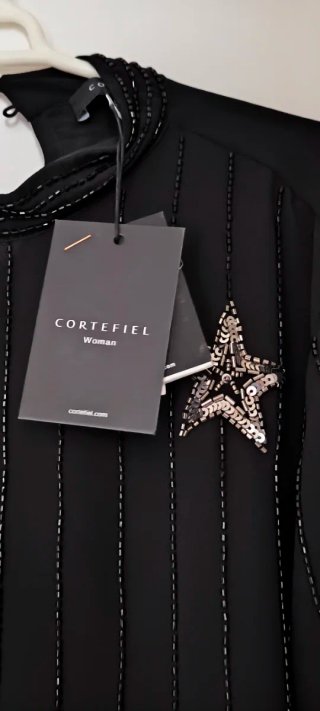 Camisa negra con estrellas plateadas