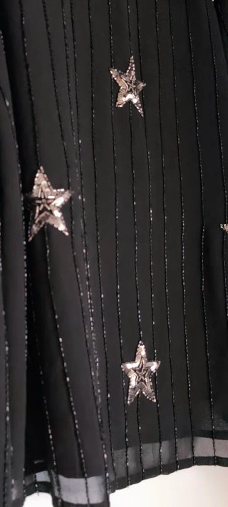 Camisa negra con estrellas plateadas