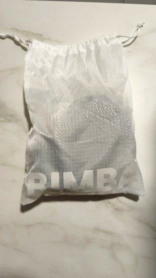 Bolso de fiesta negro con detalles dorados