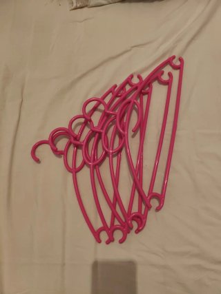Perchas fucsia de plástico