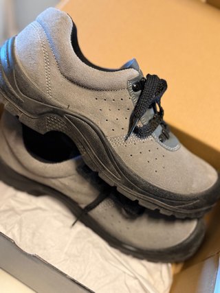 Zapatos de seguridad grises nuevos
