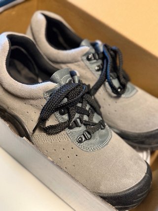 Zapatos de seguridad grises nuevos