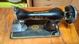 Máquina de coser antigua Alfa