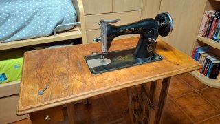 Máquina de coser antigua Alfa