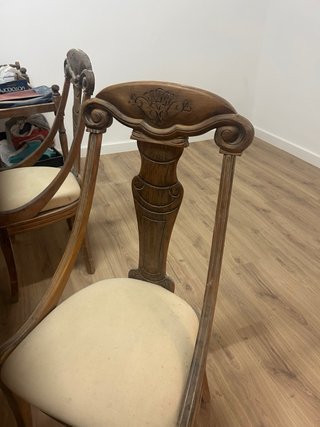 Mesa de comedor con 4 sillas de madera