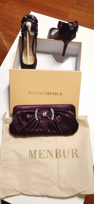 Zapatos de tacón y cartera a juego Menbur morados