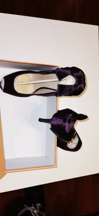 Zapatos de tacón y cartera a juego Menbur morados