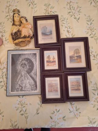 Lote de 5 cuadros y figura religiosa